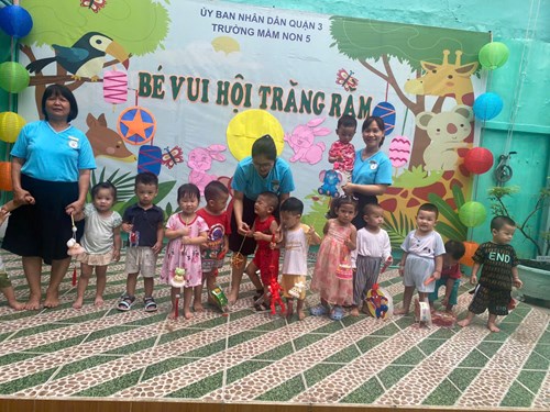 Các bé vui hội trăng rằm